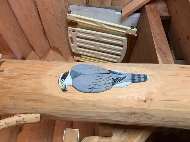 ログハウス内の階段親柱彫刻
