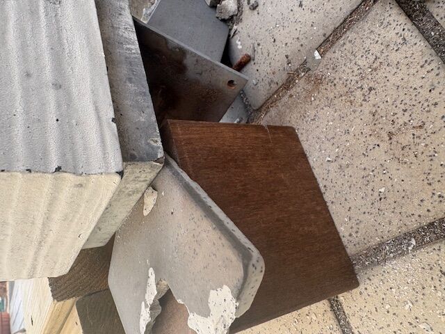 玄関屋根柱修復工事