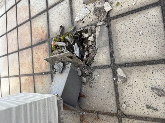 玄関屋根柱修復工事