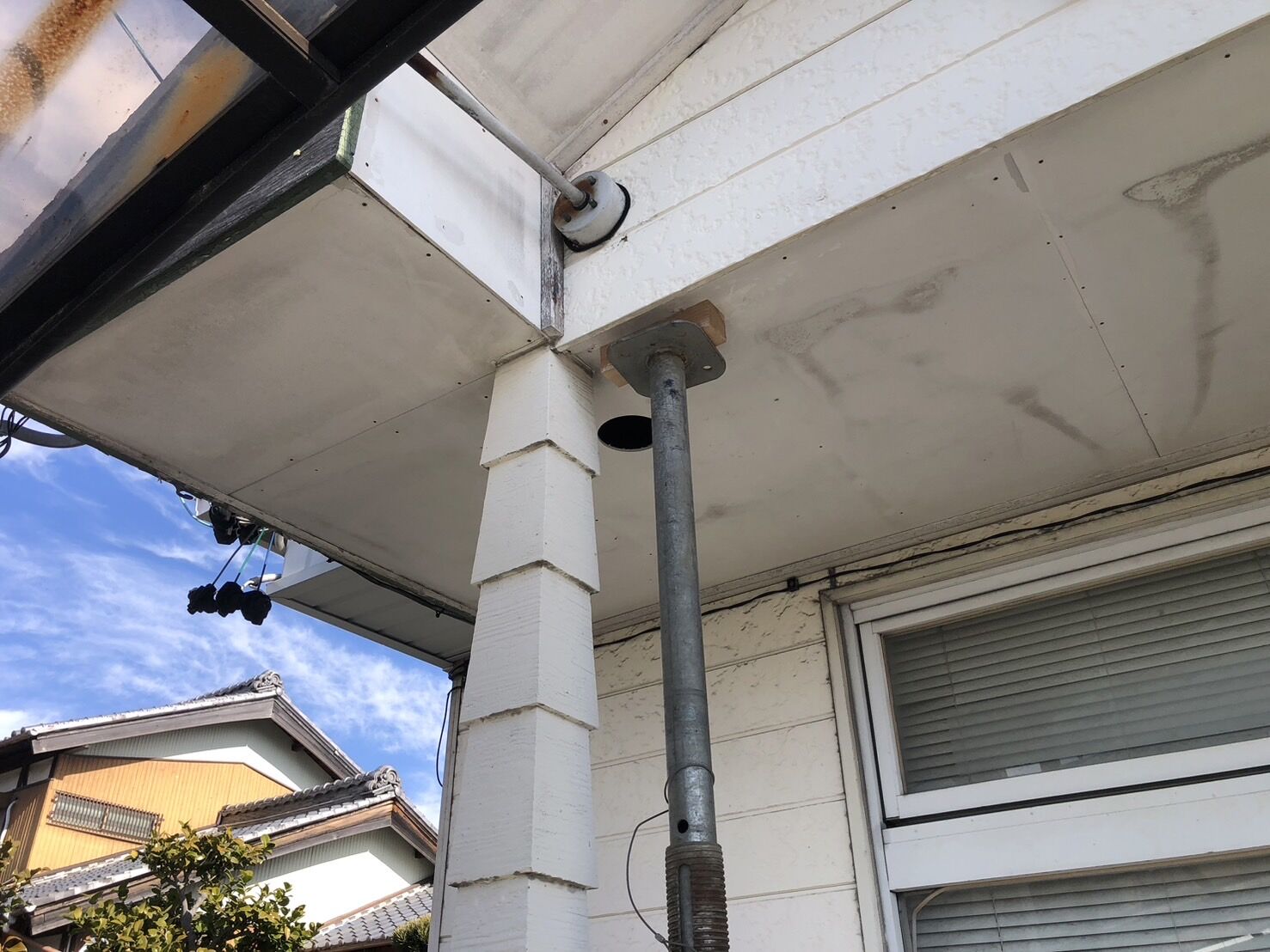 玄関屋根柱修復工事