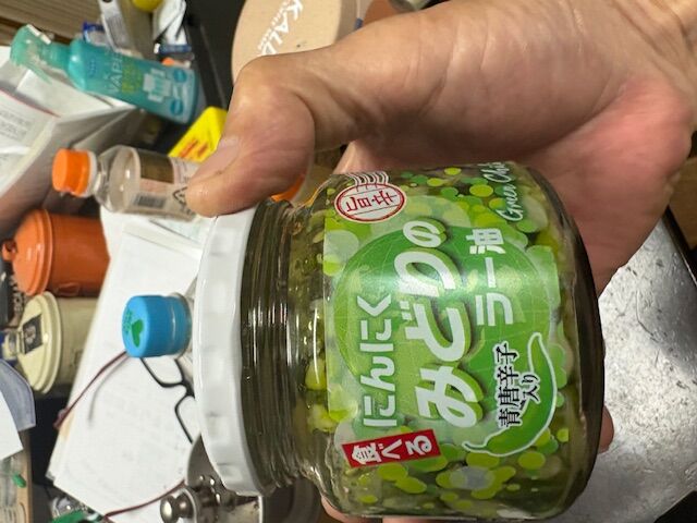 にんにくみどりのラー油でアオリイカを炒めました