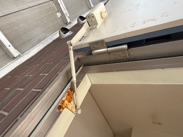 錆びたドアクローザー交換