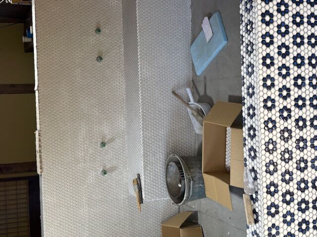浴場洗い場、面台に白のモザイクタイル