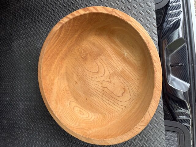 欅の無垢材で製作したこね鉢に漆塗り