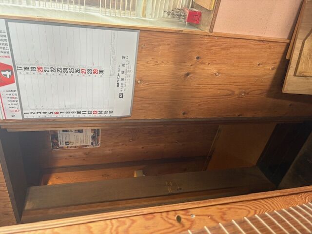 傾いたトイレ床を調整した後コンパネ張り