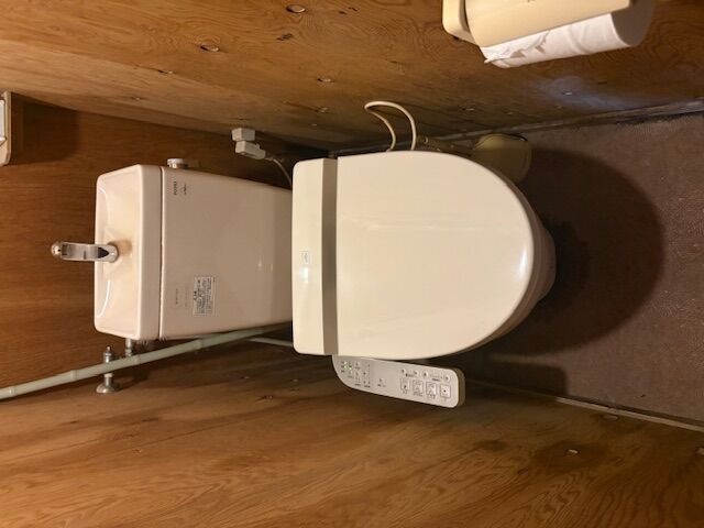 傾いたトイレ床を調整した後コンパネ張り