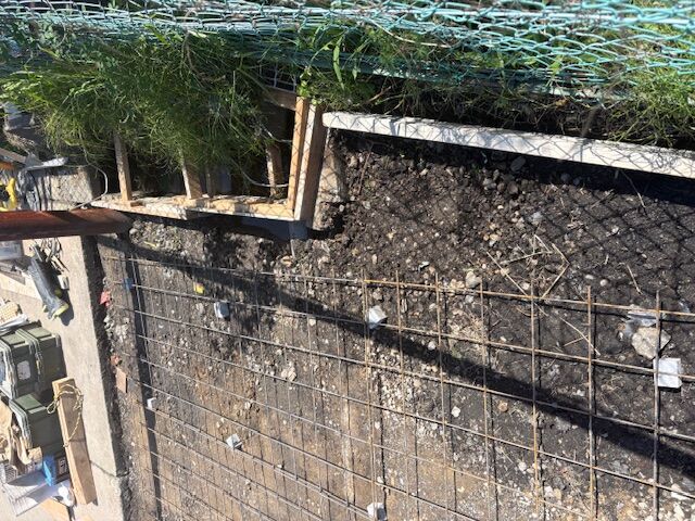路盤転圧後にワイヤーメッシュ敷設