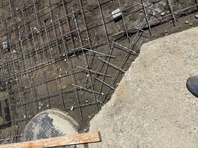 路盤転圧後にワイヤーメッシュ敷設