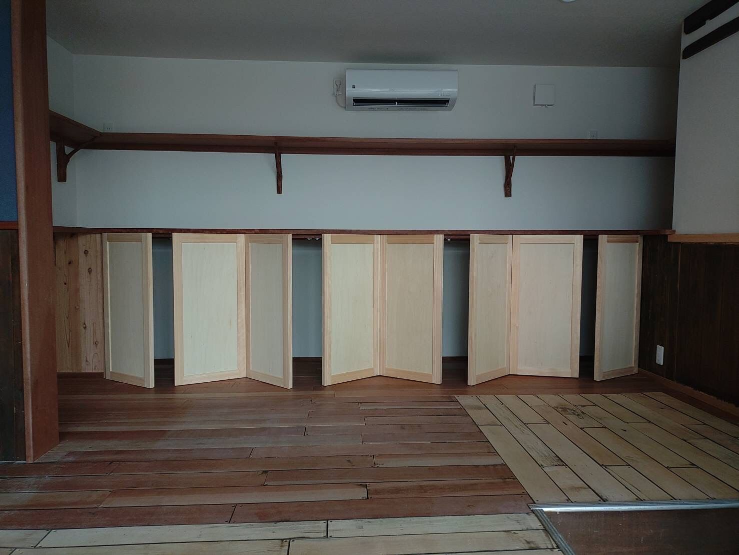 棚下に観音開きを取付