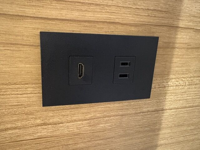 スイッチコンセントをブラックにしてお洒落に