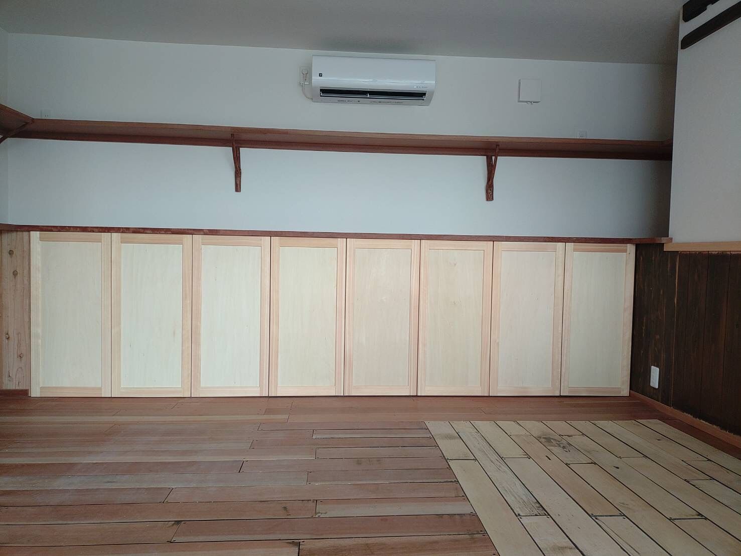 建具と床の色が薄かったので再塗装