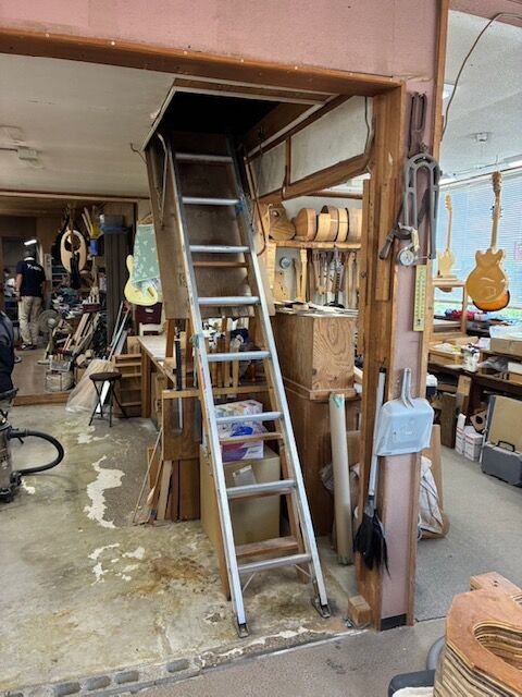 壊れかけた階段の架け替え工事