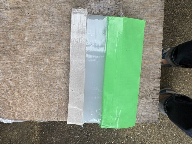 厚塗りコーキングの型枠をバックアップ材使用