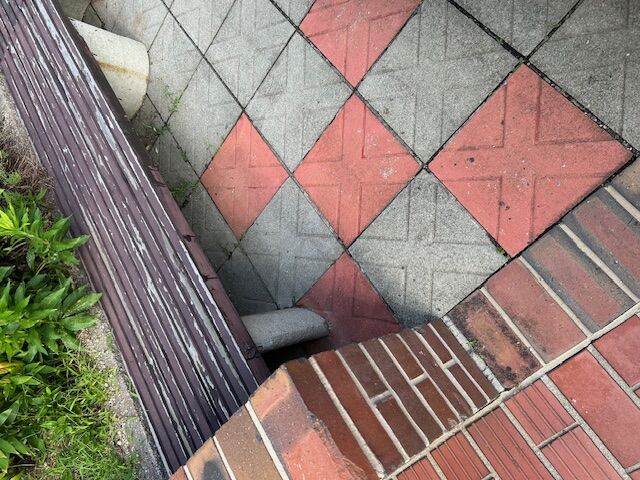古くなったベンチをイタウバ材に改修